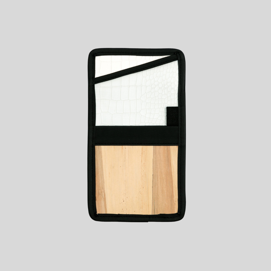 A small document holder with a matte black hem.