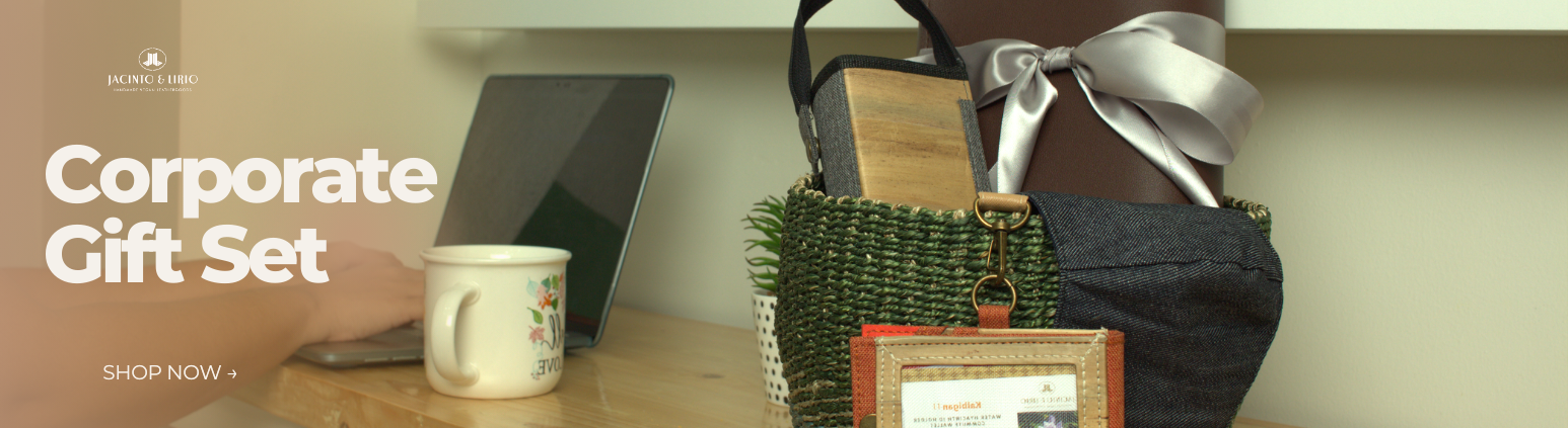 A gift set for a corporate setting, packaged in a green bag.