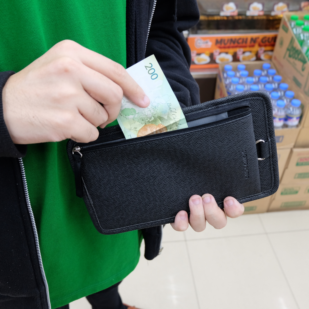 Lakbay wallet pouch has a back pocket that stores bills, your cellphone, and other essentials to ensure worry-free travel.