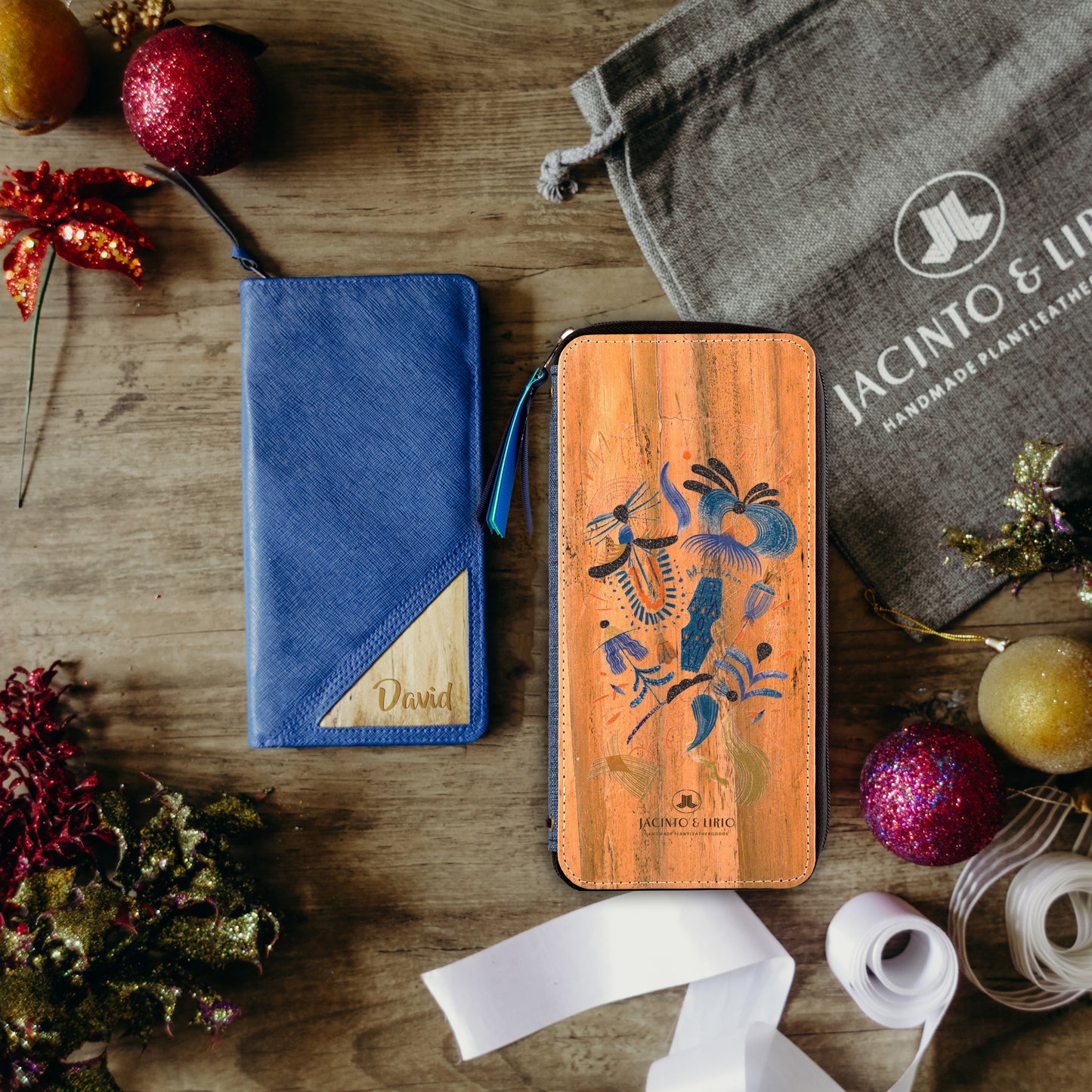 A christmas vegan leather product bundle of two styles of the classic notebook plus wallet product of Jacinto & Lirio.