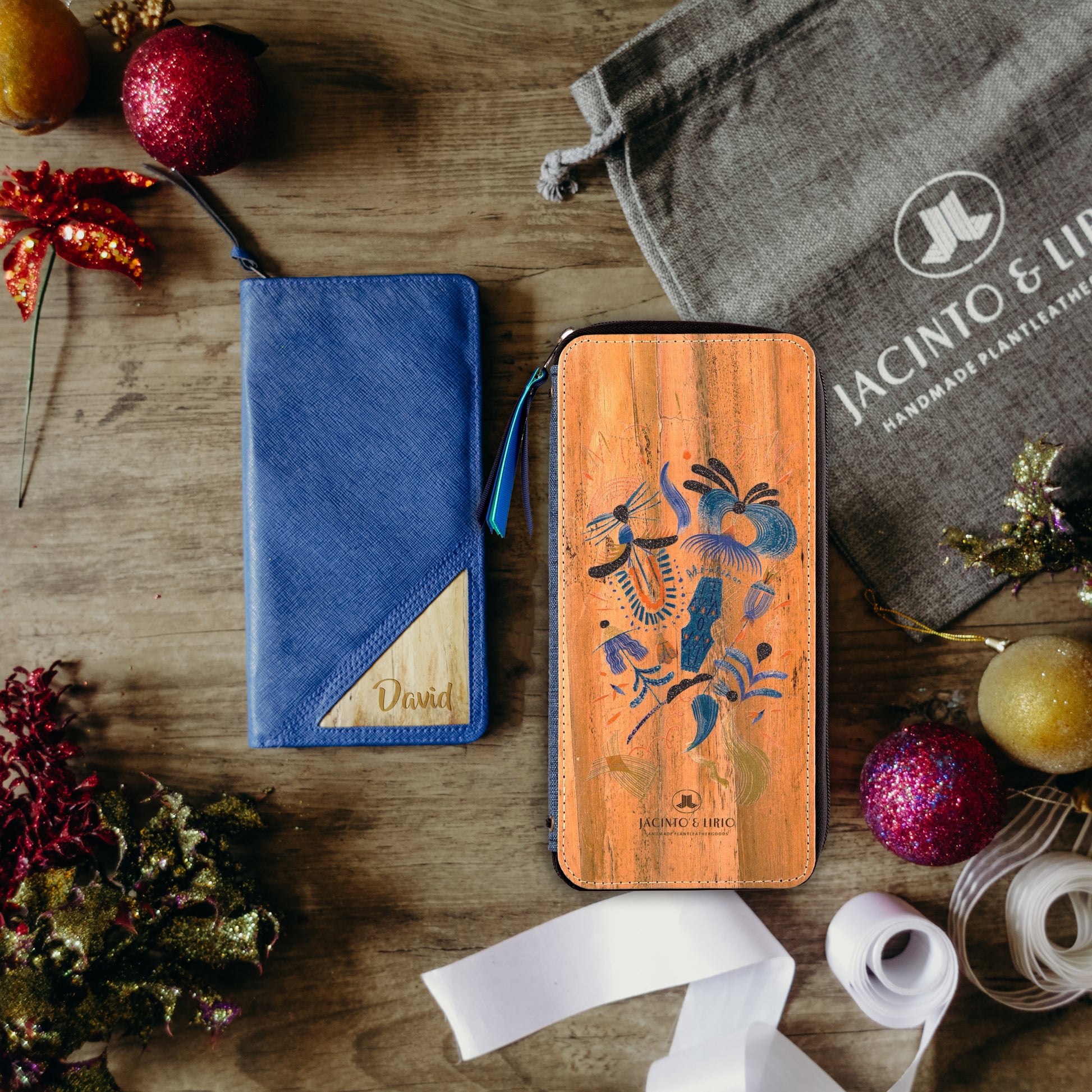 A christmas vegan leather product bundle of two styles of the classic notebook plus wallet product of Jacinto & Lirio.