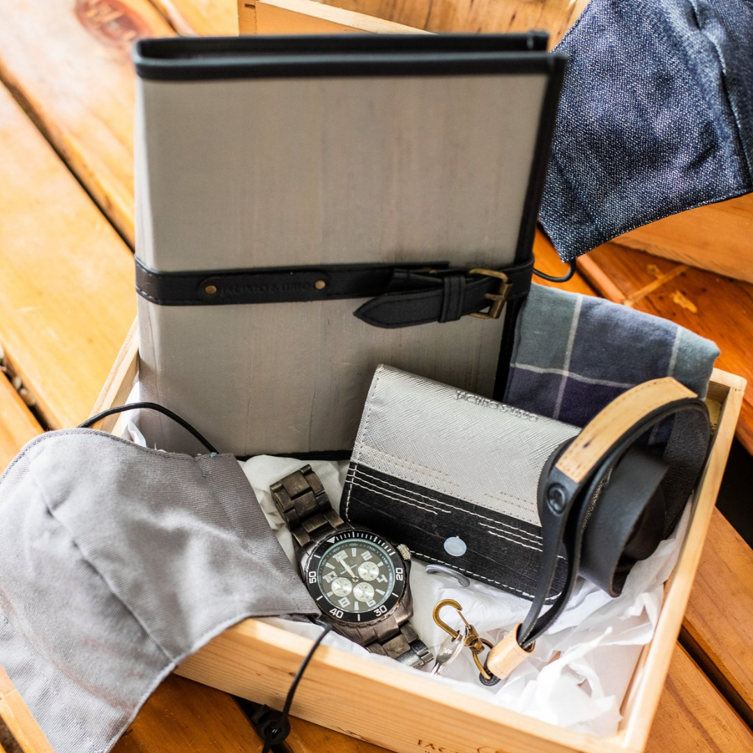 A gift set of vegan leather goods with a masculine touch.